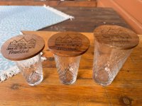 (Bild für) Apfelweindeckel aus Holz „Frankfurt“ – Frankfurter Römer, passend für 0,25 l, 0,3 l und 0,5 l