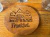 Apfelweindeckel aus Holz „Frankfurt“ – Frankfurter Römer, passend für 0,25 l, 0,3 l und 0,5 l